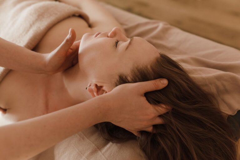 Mains massant le cuir chevelu et la nuque d'une femme allongée